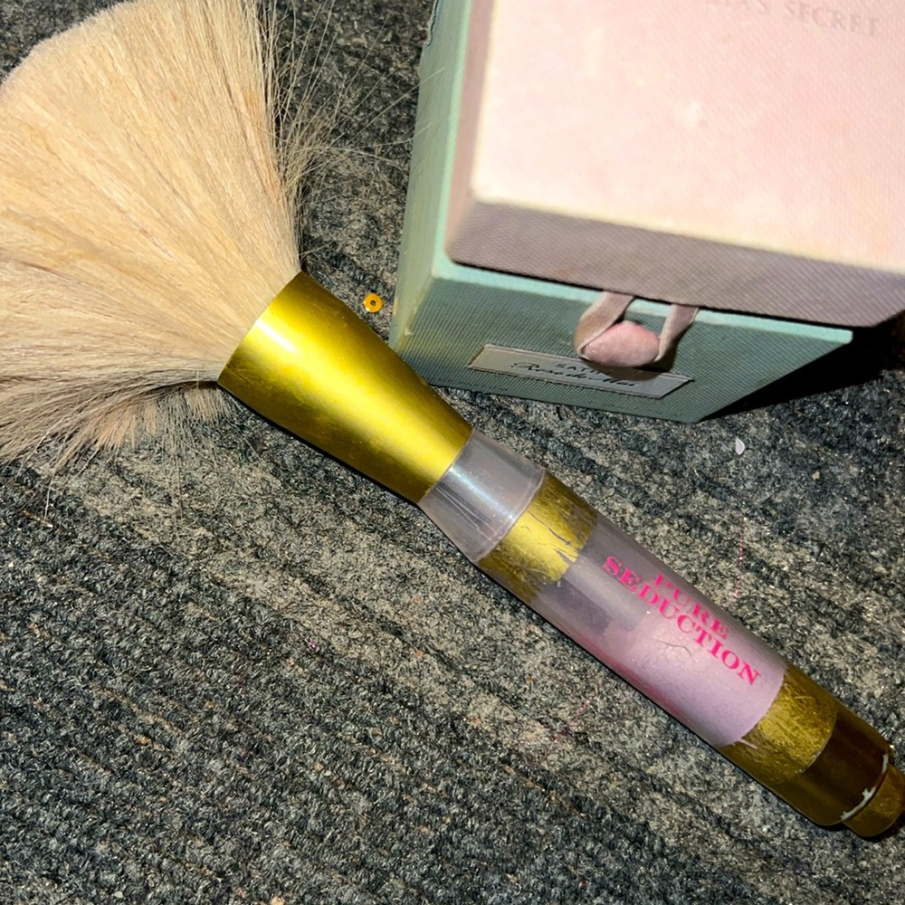 RARE Victoria’s Secret, shimmering powder and perfume❤️SEASONAL MARKDOWN